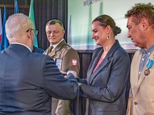 Wiceprezydent Małgorzata Moskwa - Wodnicka odbiera medal okolicznościowy od Stowarzyszenia Kombatantów Misji Pokojowych ONZ.  Fot. P. Wacławiak. 
