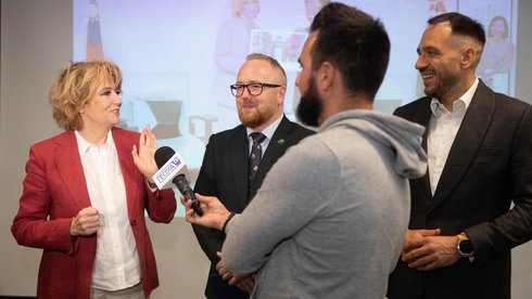 Prezydent Hanna Zdanowska udzielająca wywiadu.