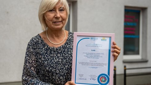 Iwona Iwanicka, zastępca dyrektora Wydziału Zdrowia i Spraw Społecznych prezentuje certyfikat Zdrowego Miasta WHO fot. UMŁ