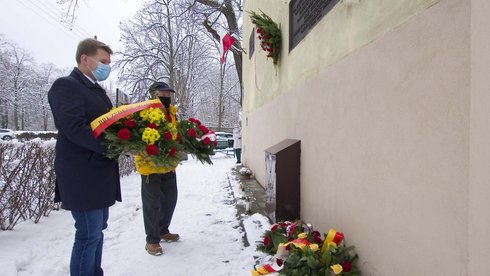 Wiprezydent Adam Wieczorek i Tadeusz Krzemiński, który jako dziecko został wysiedlony z osiedla zdjecie: A. Janecki