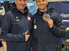 Jan Kałusowski wraz z trenerem po zdobyciu medalu