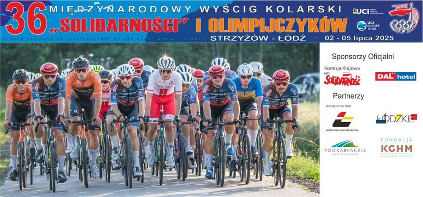 na zdjęciu jest plakat z jadącymi kolarzami i sponsorami wyścigu