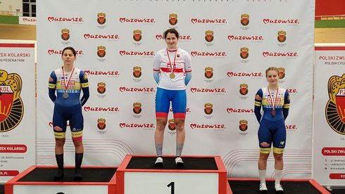 na zdjęciu Weronika Skrzyńska stojąca na podium po zdobyciu złotego medalu.