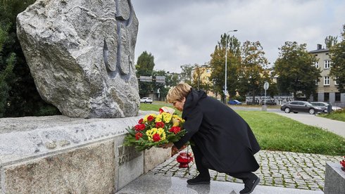 Prezydent Hanna Zdanowska przy Pomniku Powstania Warszawskiego w Łodzi fot. Radosław Jóźwiak / UMŁ
